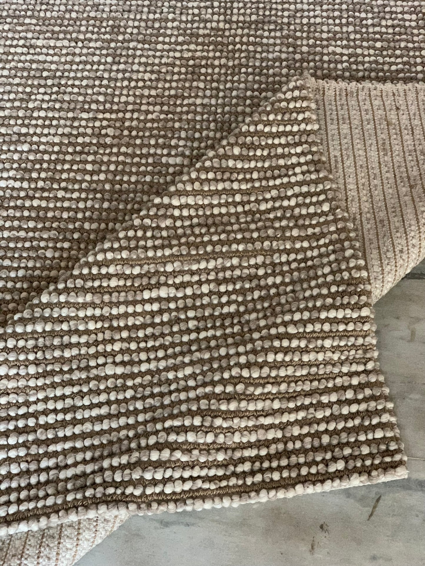 Hand Woven Loop Chunky Wool and Jute Hand Woven Area Rug.